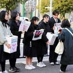 街頭募金を呼びかける市立尼崎高校の生徒たち＝尼崎市武庫之荘１