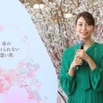 桜パネルの花をめくって現れたテーマについて語る相武紗季さん＝西宮市高松町、阪急西宮ガーデンズ（撮影・吉田敦史）