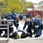 容疑者役を制圧する警察官ら＝西宮市社家町