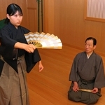 父で観世流能楽師の長山耕三さん（右）の指導の下で練習に励む芽生さん＝芦屋市松ノ内町、芦屋能舞台