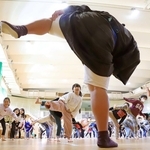 よいしょー！　力士と一緒に四股を踏む児童ら＝伊丹市船原１、伊丹小学校