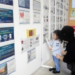 浜脇中のＮＩＥ活動を紹介する展示＝西宮市立中央図書