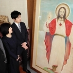 修復後の「キリスト像」を眺める（左から）楚良深さん、木下智香子さん、諒哉さん＝宝塚市塔の町