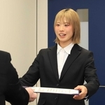 修了式後、研究科の集まりで修了証書を受け取る船田茜理さん＝西宮市池開町