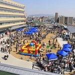 完成記念の催しが開かれ、多くの人でにぎわった市民広場＝伊丹市千僧１