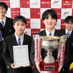 宇宙甲子園缶サット部門で初優勝を飾った宇宙科学部の（右から）中原湊斗さん、才野木啓斗さん、米田隼人さん、抱雄斗さん＝尼崎市口田中２
