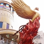 「火の鳥」のモニュメントに収納されるタイムカプセル＝宝塚市武庫川町
