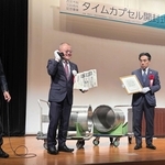 タイムカプセルを開封した石井登志郎西宮市長（右）と西宮ロータリークラブの赤沢健一会長（中央）＝西宮市池田町