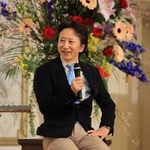 尊敬する手塚治虫との出会いや作品について語る荒木飛呂彦さん＝宝塚市栄町１、宝塚ホテル（撮影・吉田敦史）