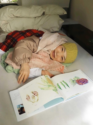 絵日記画集を出版したいうちちひろさん＝西宮市内