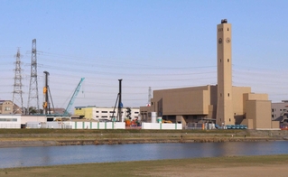 建て替え工事が進むごみ処理施設＝宝塚市小浜１