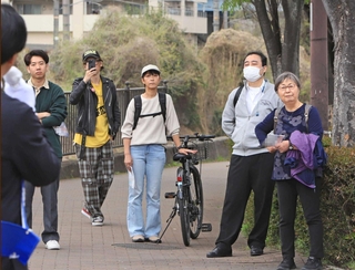 候補者の訴えに耳を傾ける有権者ら＝伊丹市内（撮影・吉田敦史、画像の一部を加工しています）