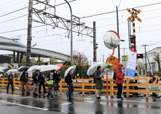 ２００５年に起きた脱線事故の現場近くを歩く参加者ら＝尼崎市久々知西町２