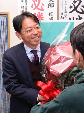 当選が確実となり、花束を受け取る森臨太郎氏＝宝塚市逆瀬川１