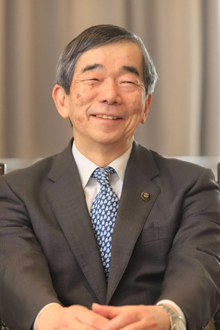 市長室で５期２０年を振り返る藤原保幸市長＝伊丹市千僧１、伊丹市役所