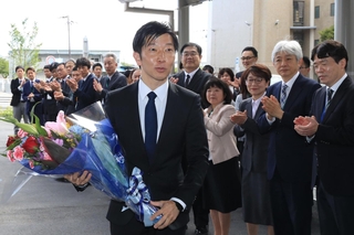 初登庁し、職員らに迎えられる中田慎也・伊丹市長（中央）＝伊丹市千僧１（撮影・吉田敦史）