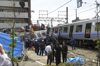 マンションに激突した車両＝２００５年４月２５日、尼崎市