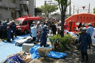 事故現場付近では負傷者の介護や救出作業が続いた＝２００５年４月２５日、尼崎市久々知