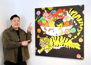 作品を笑顔で紹介するこんどうマートさん＝西宮市甲子園六番町