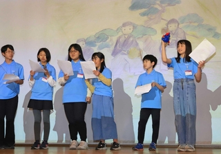 自分たちが描いた絵などをスクリーンに映しながら発表のリハーサルをする小中学生ら＝西宮市甲子園八番町（撮影・吉田敦史）