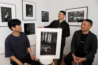 展示会を開いた（左から）中野智文さん、北義昭さん、川口雅武さん＝芦屋市船戸町