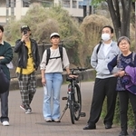 候補者の訴えに耳を傾ける有権者ら＝伊丹市内（撮影・吉田敦史、画像の一部を加工しています）