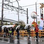 ２００５年に起きた脱線事故の現場近くを歩く参加者ら＝尼崎市久々知西町２
