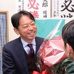 当選が確実となり、花束を受け取る森臨太郎氏＝宝塚市逆瀬川１