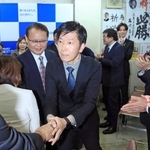 当選確実となり支援者らと握手を交わす中田慎也氏＝伊丹市中央４（撮影・吉田敦史）
