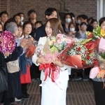 市民や職員らに囲まれ、庁舎を後にする山崎晴恵市長（中央）＝宝塚市東洋町（撮影・吉田敦史）