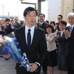 初登庁し、職員らに迎えられる中田慎也・伊丹市長（中央）＝伊丹市千僧１（撮影・吉田敦史）