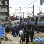 マンションに激突した車両＝２００５年４月２５日、尼崎市