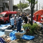 事故現場付近では負傷者の介護や救出作業が続いた＝２００５年４月２５日、尼崎市久々知