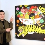 作品を笑顔で紹介するこんどうマートさん＝西宮市甲子園六番町