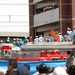 心配そうに救出現場を見守る市民ら＝２００５年４月２５日、尼崎市
