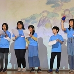 自分たちが描いた絵などをスクリーンに映しながら発表のリハーサルをする小中学生ら＝西宮市甲子園八番町（撮影・吉田敦史）