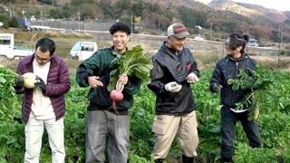 撮影現場で自ら野菜を持つｔｅｐｐｅｉさん（左から２人目）＝神戸新聞事業社提供