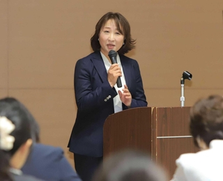 ギャンブル依存症について語る関西国際大講師の吉井ひろ子さん＝川西市栄町