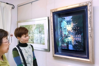 笹倉鉄平さんの絵画作品が並ぶ会場＝西宮市能登町