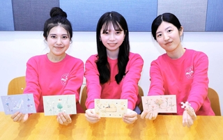 パズレッタを手に紹介する（右から）井澤晶貴さん、舩路和花さん、松田光里さん＝西宮市池開町