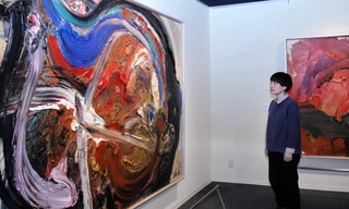 展示されている白髪一雄さんの代表作の一つ「天富星撲天雕」＝尼崎市昭和通２