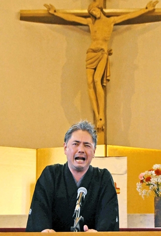 史実を基にした創作落語を演じる桂春蝶さん＝カトリック芦屋教会