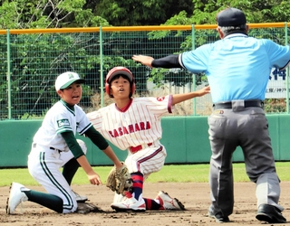 笹原ライオンズ－用海サントス　３回表、二盗を決める笹原の選手＝西宮市甲子園浜２、甲子園浜野球場