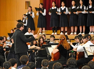 カナダの高校生らと一緒に曲を披露する県立西宮高校音楽科の生徒ら＝西宮市上甲東園２