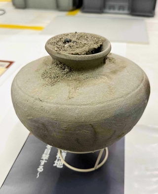 確認調査で出土した古墳時代の壺（西宮市提供）