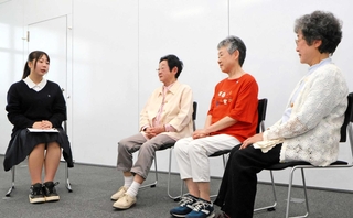 戦争経験のインタビューで向かい合う（左から）藤本夏妃さん、中筋喜美子さん、宮本搖枝さん、柏原佐紀子さん＝西宮市役所
