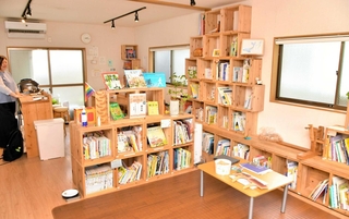 誰でも自由に過ごせるフリースペース＝西宮市六湛寺町