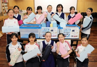 小学校卒業式の前日、鍵盤ハーモニカを持ち寄った小林聖心女子学院の児童たち＝宝塚市塔の町