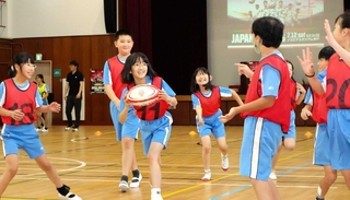 チームに分かれてパスリレーを行う児童たち＝西宮市生瀬町２