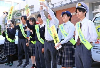 交通安全を呼びかける宝塚東高校の生徒会役員たち＝宝塚市中山五月台１